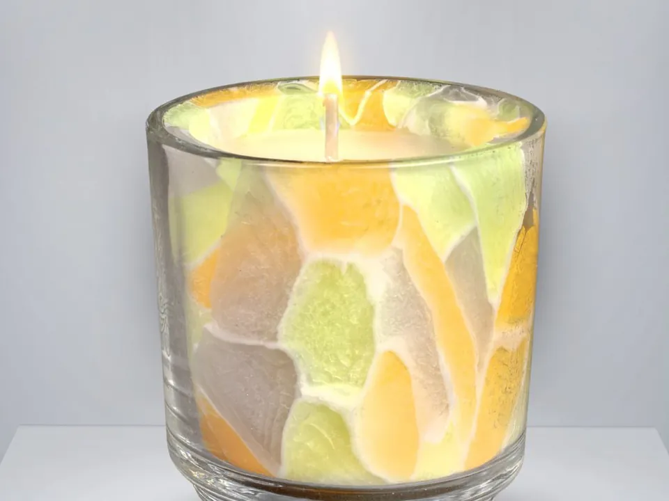 Bicchiere Mosaico: glass tumbler candle in a pastel mosaic pattern