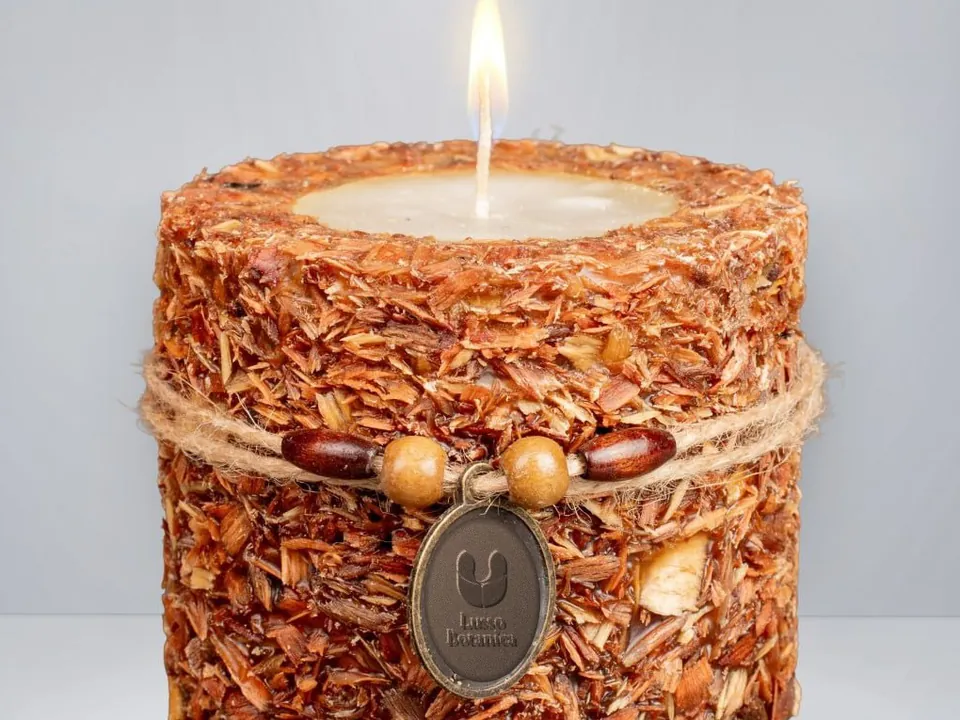 Corteccia: pillar candle clad in wood chips