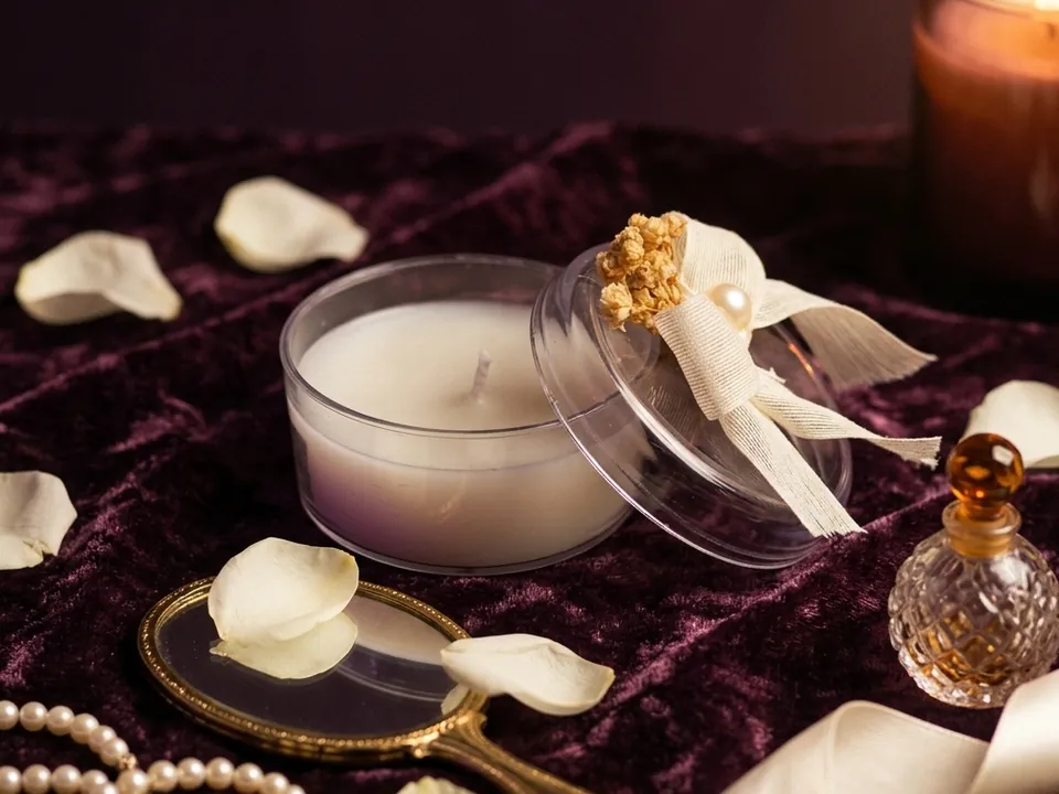 Dono: gift candle tied with ribbon