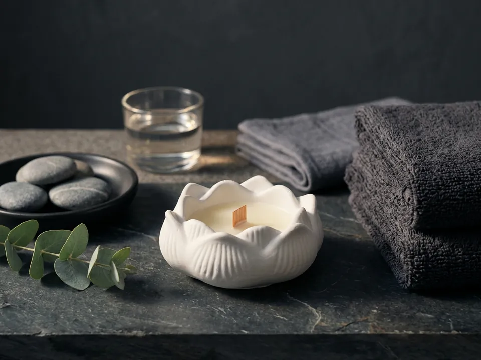 Loto: ivory candle in the form of a lotus flower